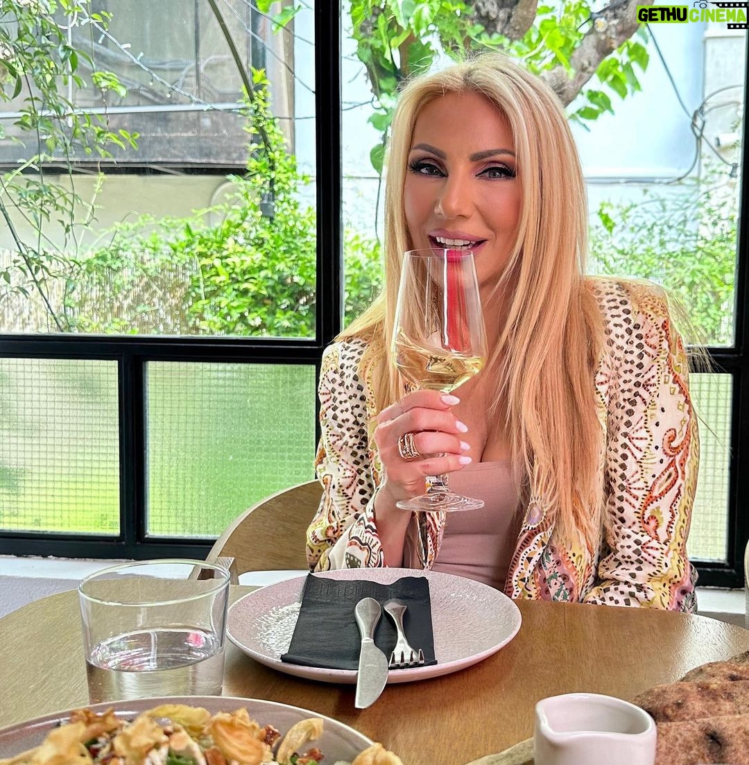 Elena Tsavalia Instagram - Οι πρώτες ευχές για τη γιορτή μου! 🌺 Thank you! ❣️ Cheers ! ❤️ #nameday #wishes #thankyou #cheers ALIO