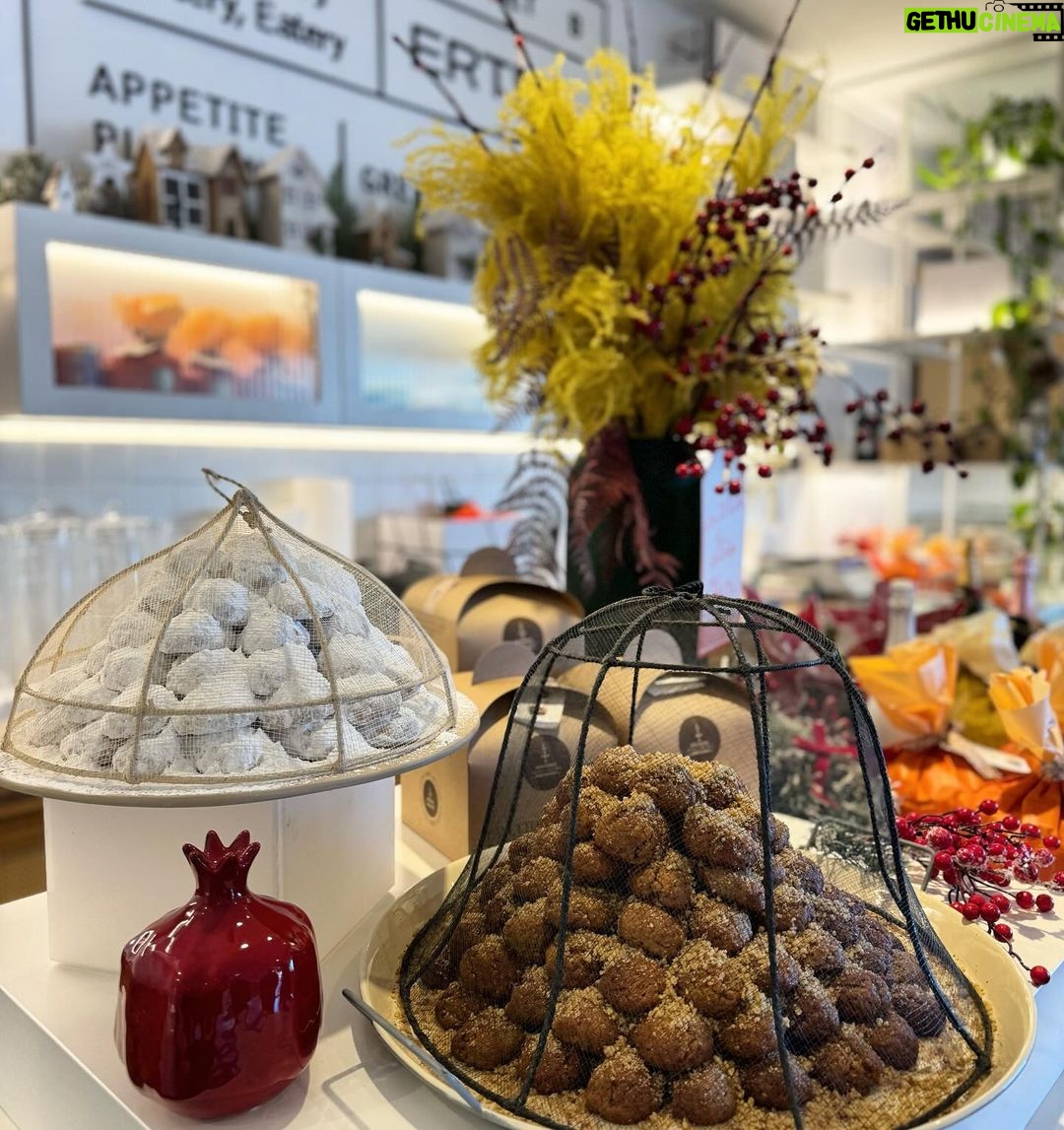 Elena Tsavalia Instagram - Γεύση…Χριστουγέννων ! 🎄❤️ #ertheconceptstore #café #eatery #bakery #grocery #healthyfood #healthylifestyle #christmas #christmassweets #delicious #ilovechristmas Erthe Concept Store
