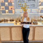 Elena Tsavalia Instagram - Ένα muffin για να ξεκινήσει γλυκά ο μήνας!🧁 Red velvet , λεμόνι, μήλο- κανέλλα , σοκολάτα, φυστίκι…η επιλογή δική σας !❤️ #ertheconceptstore #café #eatery #bakery #grocery #healthyfood #healthylifestyle #muffins #delicious Erthe Concept Store
