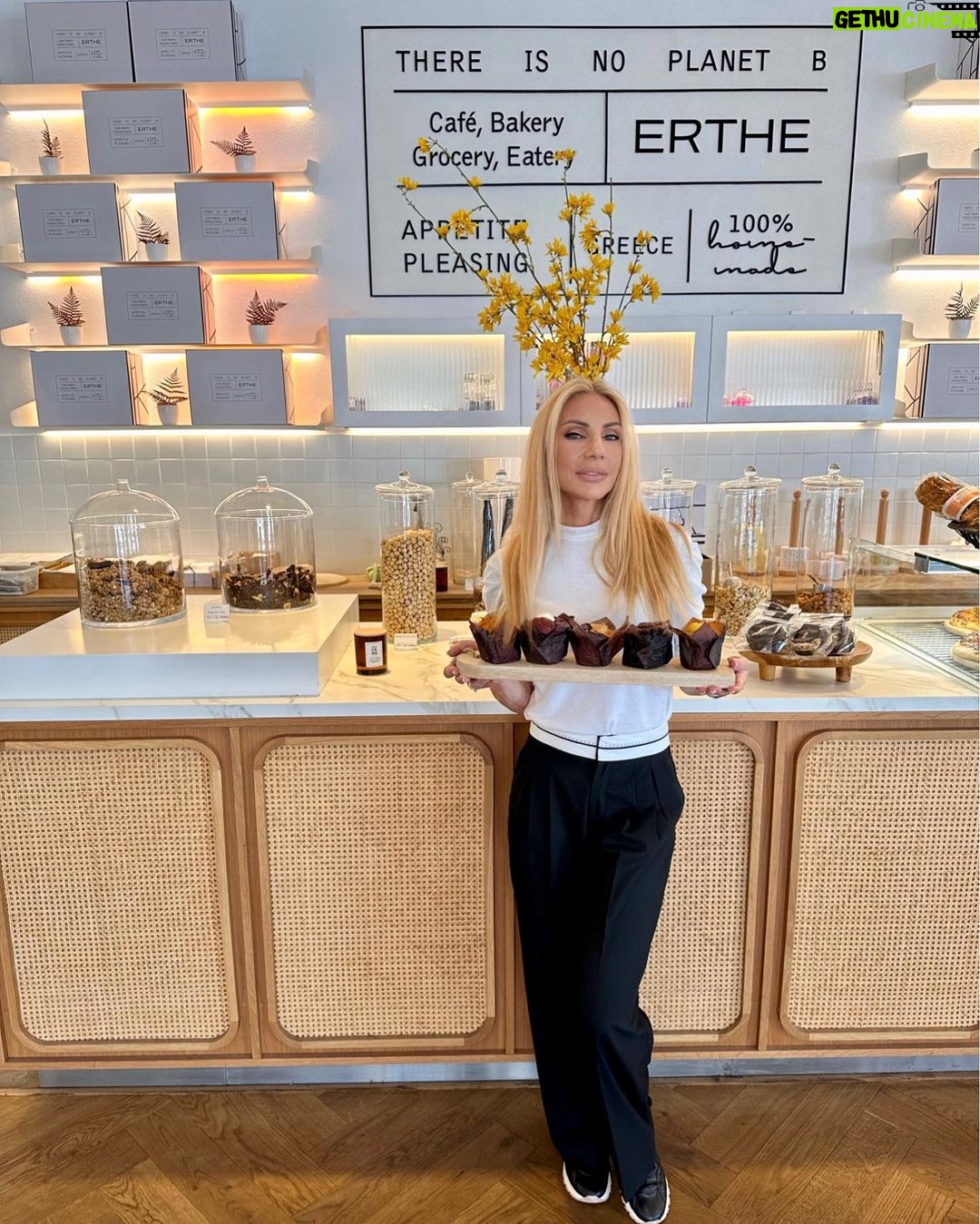 Elena Tsavalia Instagram - Ένα muffin για να ξεκινήσει γλυκά ο μήνας!🧁 Red velvet , λεμόνι, μήλο- κανέλλα , σοκολάτα, φυστίκι…η επιλογή δική σας !❤️ #ertheconceptstore #café #eatery #bakery #grocery #healthyfood #healthylifestyle #muffins #delicious Erthe Concept Store
