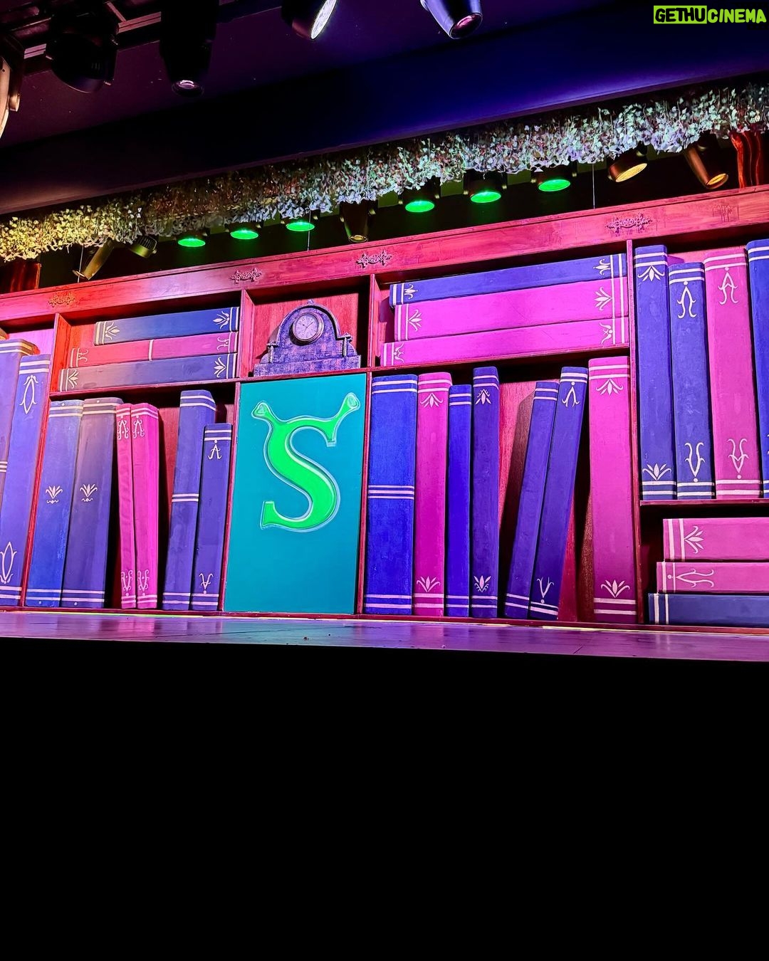 Elena Tsavalia Instagram - “ SHREK THE MUSICAL “ 🎭🕺💃🎼 Η παράσταση που υμνεί αυτά που όλοι συζητούν… Τη διαφορετικότητα και την αγάπη!❤️ Ήξερα ότι είσαι τρελός @markos_seferlis_real , αλλά τόσο πολύ που να ανεβάσεις μια τέτοια ΥΠΕΡΠΑΡΑΓΩΓΗ …ούτε εγώ δεν το φανταζόμουν!!!!👏👏👏👏 Θερμά συγχαρητήρια στον υ π ε ρ τ α λ α ν τ ο ύ χ ο θίασο, τον μαέστρο, τους μουσικούς και όλους τους υπόλοιπους συντελεστές ( που είναι ατελείωτοι!!!!!😳) ΜΗΝ ΤΟ ΧΑΣΕΤΕ !!!!!!!!!!💫 #theatre #shrek #shrekthemusical #seferlis #seferlisteam #congratulations Περοκε Σεφερλης
