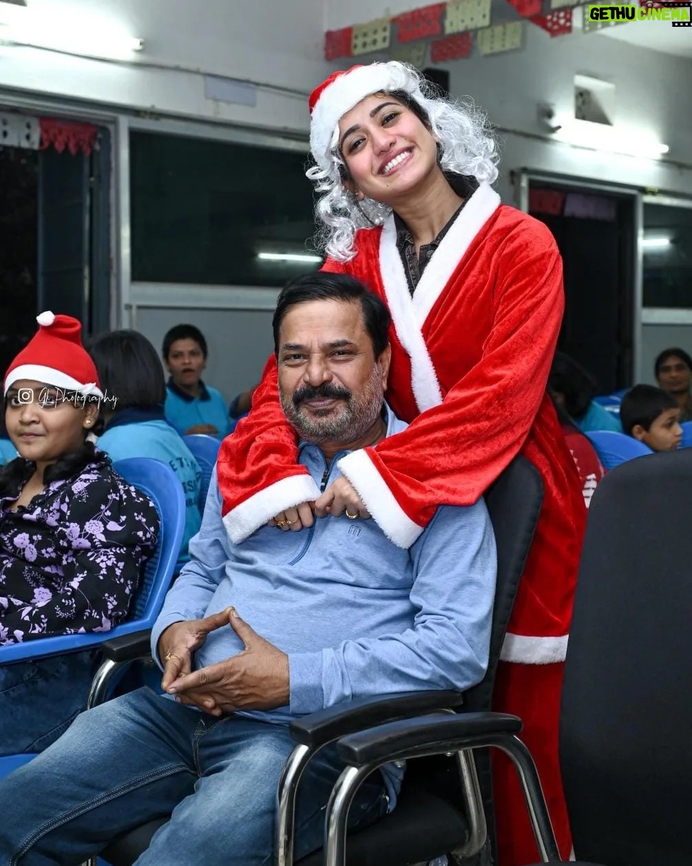 Elina Samantray Instagram - Santa in our house. Doing noble work. GOD bless you beta. Celebrated Christmas with special children in chetna institute.