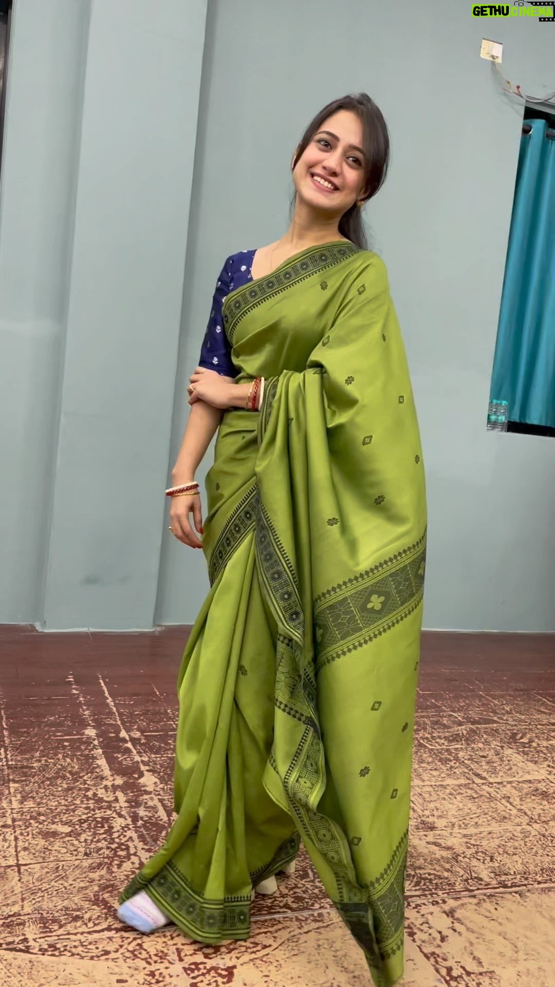 Elina Samantray Instagram - Which saree looks best on me?! Comment down.👇🏻