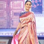 Elina Samantray Instagram - Wearing indian Handloom is my favourite thing these days..🫶💗 Wearing @atulyakarigariindia