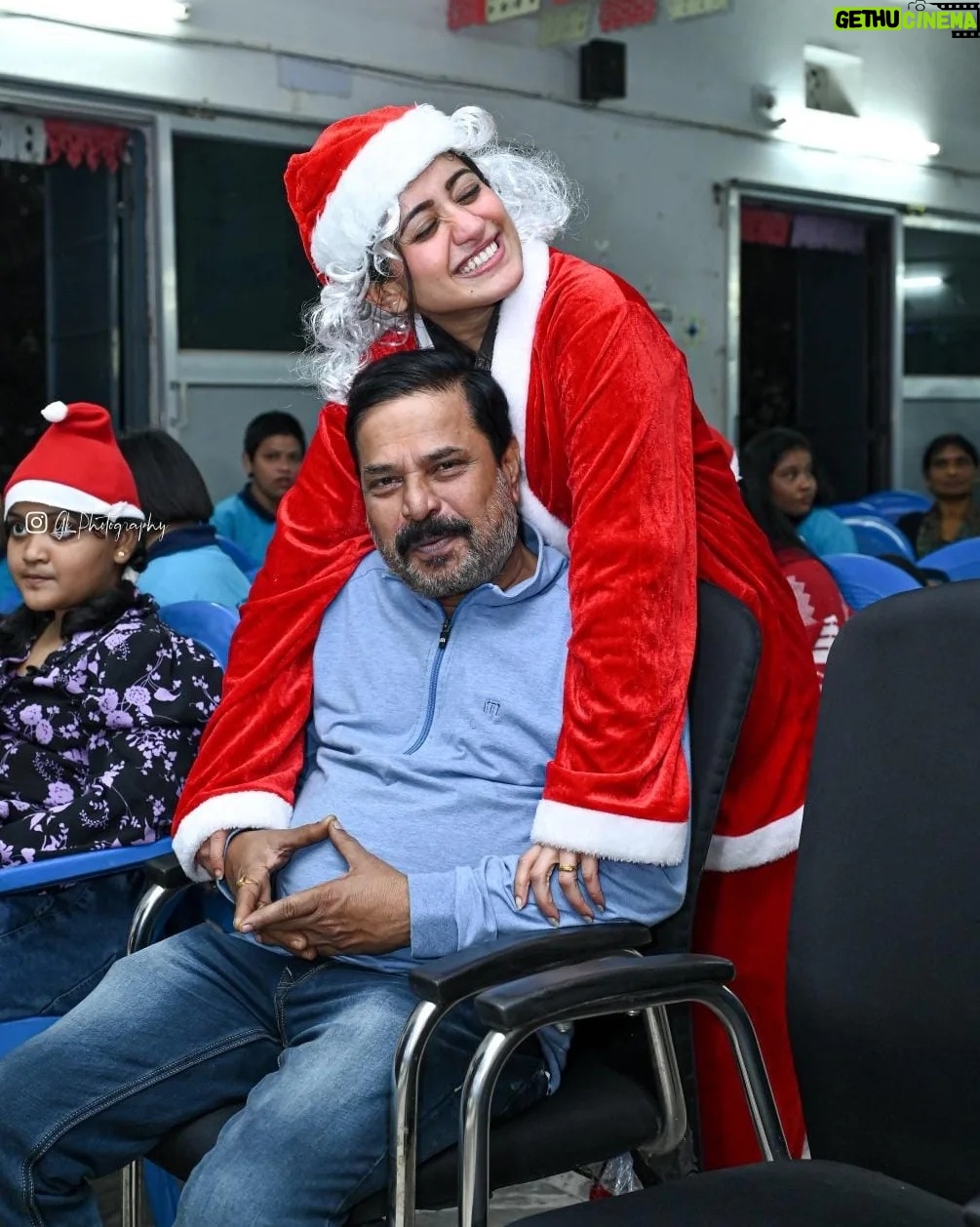 Elina Samantray Instagram - Santa in our house. Doing noble work. GOD bless you beta. Celebrated Christmas with special children in chetna institute.