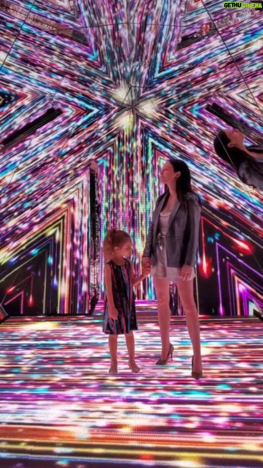 Elisabetta Fantone Instagram - I always tell her to never let anyone dull her shine. To shine your brightest light is to be who you are. ⭐ Sparkle and Shine @happygolucky_exhibit with @abbielondon.co #art #artinstallation #artexhibit #lightshow #immersiveart #happygolucky #aventuramall #miamiart #artinmiami #mesmerizing #inspirational #psychedelic Happy-go-lucky