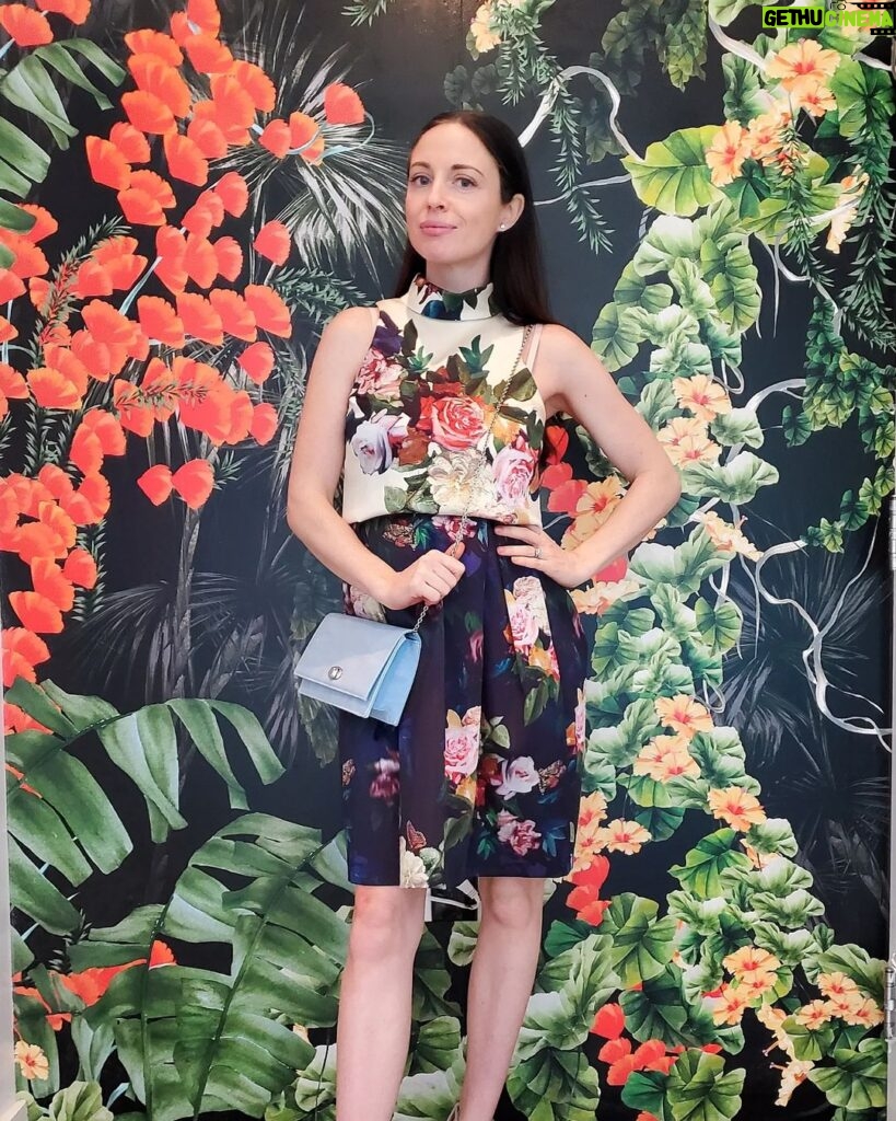 Elisabetta Fantone Instagram - When you just happen to fit with the decor. 🌸🌺🌼🌿 #floral #artandfashion #wynwood
