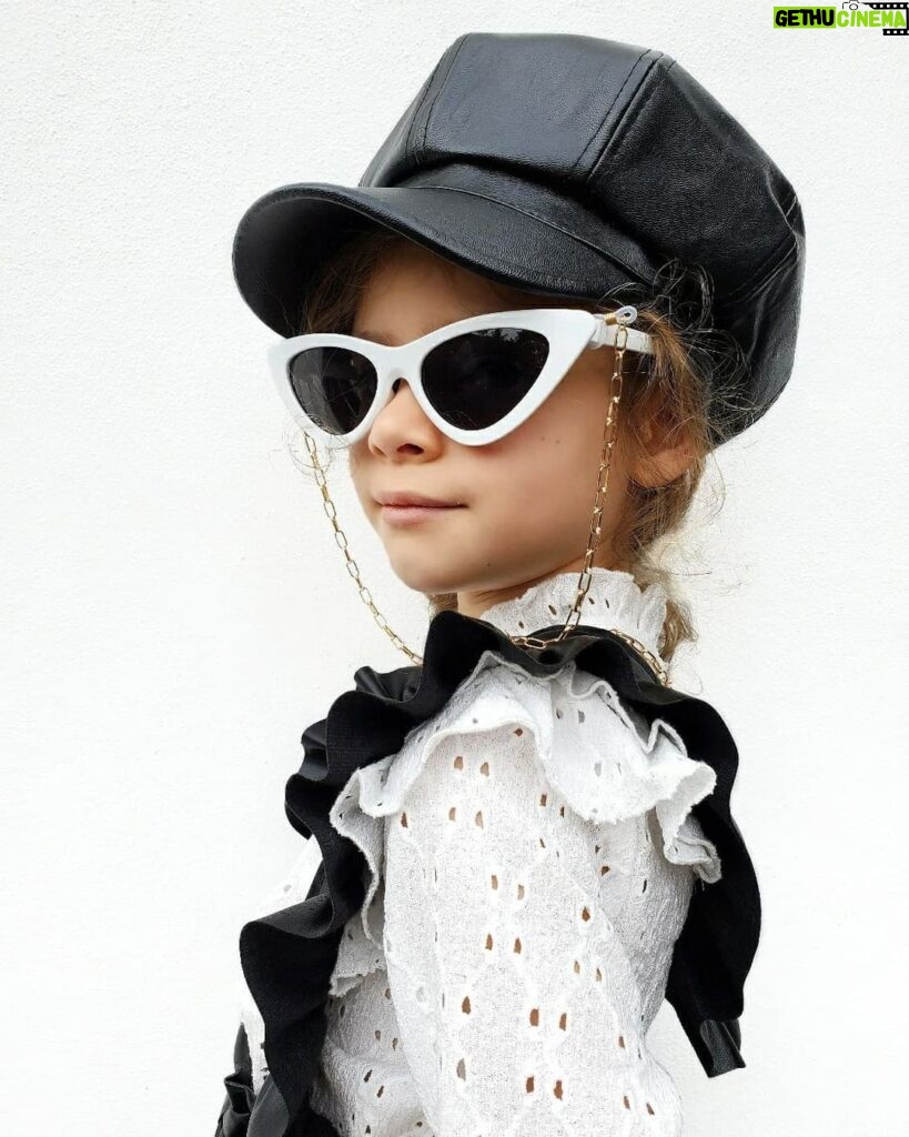 Elisabetta Fantone Instagram - No ordinary child. 🤍🖤 @abbielondon.co . . . . . . . . #fashionworld #fashionblogger #kidootd #fashionstyle #oneofakind #plaid #plaidfashion #london #littlemodel #kidmodel #fashioneditorial #5yearold