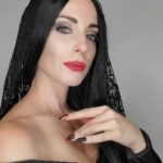 Elisabetta Fantone Instagram – ‘Hearts are wild creatures, that’s why our ribs are cages’ – #MorticiaAddams
🎃 
#AddamsFamily #SpookyHalloween