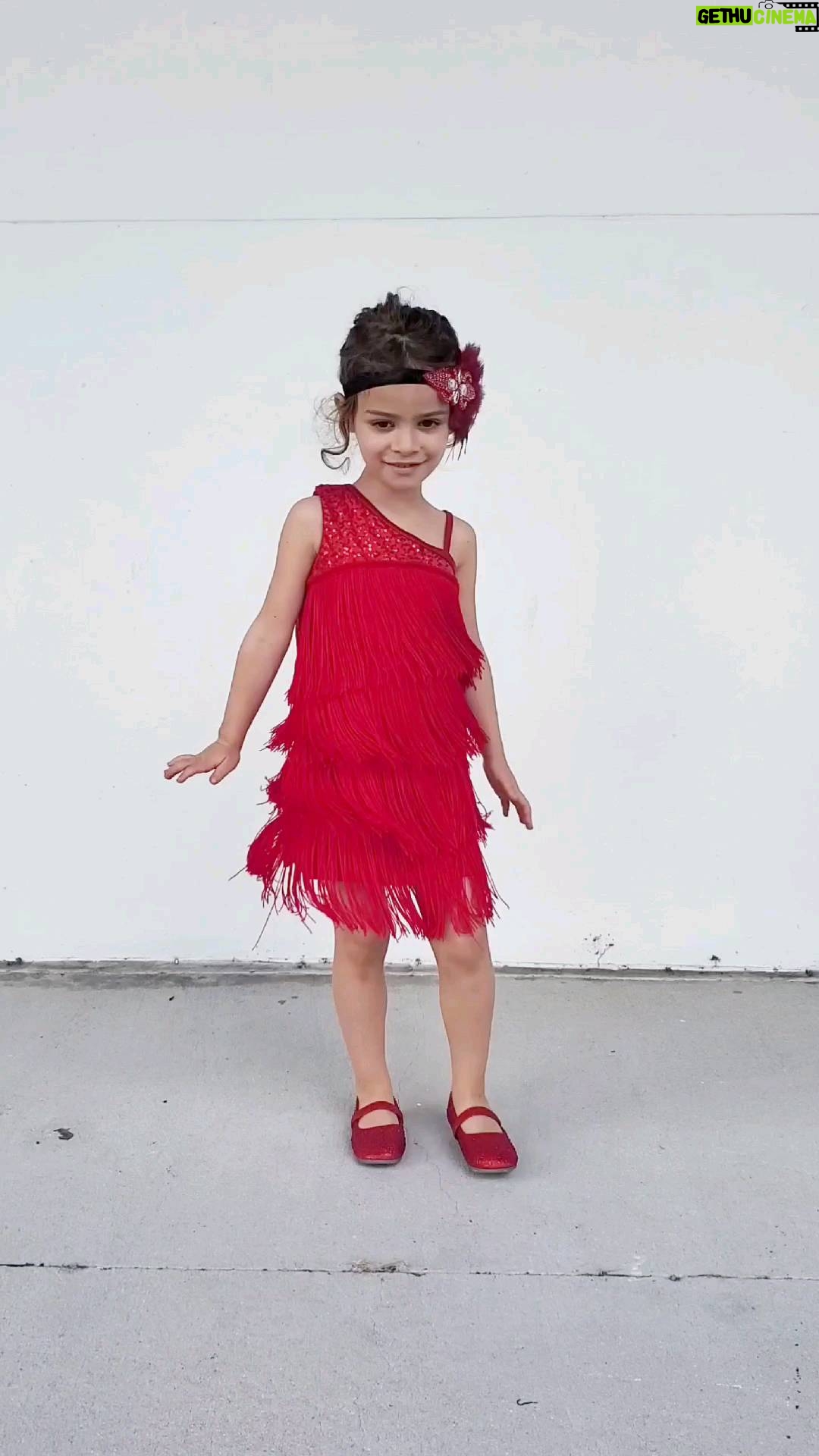 Elisabetta Fantone Instagram - #HappyHalloween everyone! ๐ We are so excited for today! We've been celebrating Halloween pretty much all week with friends and family but today is the day we put on our #family themed #Halloween costumes! Any guests? What are you all dressing up as? This was one of @abbielondon.co costumes for this year and it just seemed appropriate for her to have a little dance. #1920s #HalloweenCostume #DressUp #Jazz