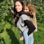 Elisabetta Fantone Instagram - 🍎 picking while in Montreal with the family! Since in Miami it's pretty much summer all year long and we don't get to experiance all the seasons (not complaining 😉🌞) it was nice to have my daughter get a little taste of what fall is like (I know summer is not technically over but...you know) Brought back some childhood memories too! Hope you all enjoyed your summer! 🇨🇦 #autumnvibes #applepicking #montreal #canada