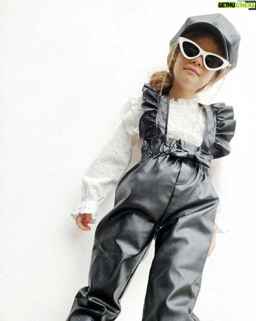Elisabetta Fantone Instagram - No ordinary child. 🤍🖤 @abbielondon.co . . . . . . . . #fashionworld #fashionblogger #kidootd #fashionstyle #oneofakind #plaid #plaidfashion #london #littlemodel #kidmodel #fashioneditorial #5yearold