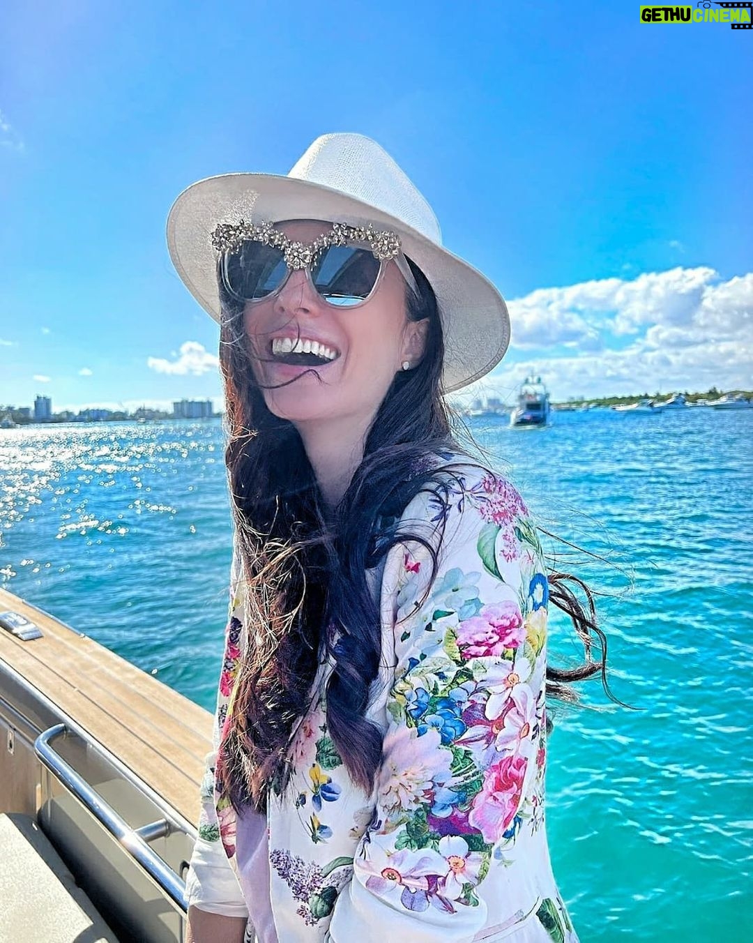 Elisabetta Fantone Instagram - Laugh until your belly hurts, hug like you never want to let go, love without boundries, dance like no one is watching, live life to the fullest because we only have one and never let anyone or this world dictate your happiness. Happiness is a choice and it's free. You don't owe anything to anyone. We are all deserving of living this life to the fullest. It's yours and no one else's. So let your light shine. 2021 you've been wonderful because I wanted you to be. Because I'm grateful for the memories we created, for my family and my friends and for this beautiful state I get to call home. I wish for 2022 to bring peace, health and healing to all. I wish for people to unite, respect and love each other and live free of fear. #HappyNewYear to all! ππ€ . . . . #love #life #happiness #2022