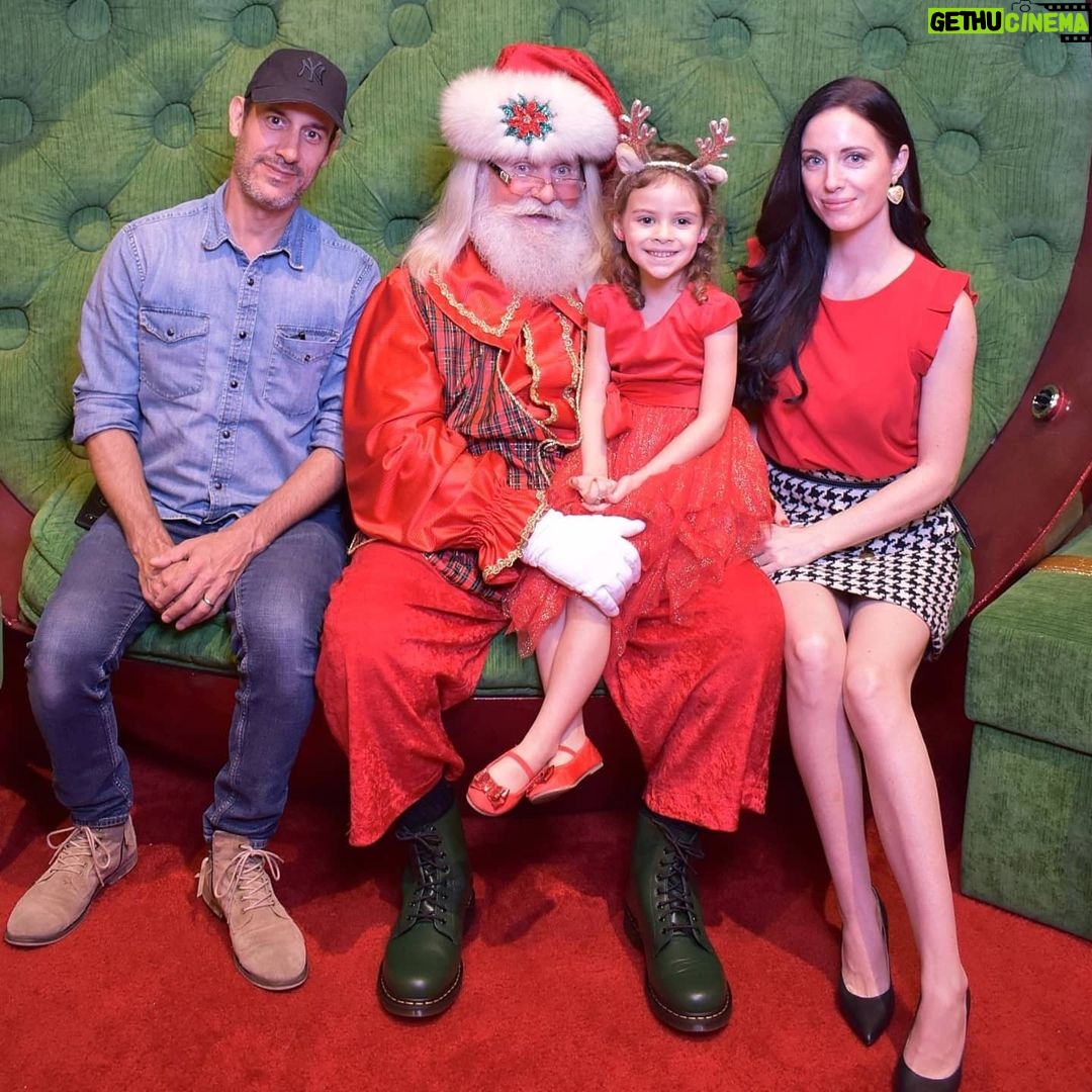 Elisabetta Fantone Instagram - Wishing you all a very #MerryChristmas🎄🎁🎉 #HappyHolidays to each and everyone of you. May the world be filled with love, peace, respect and kindness. May you never forget to laugh! ❤ North Pole Santa Workshop