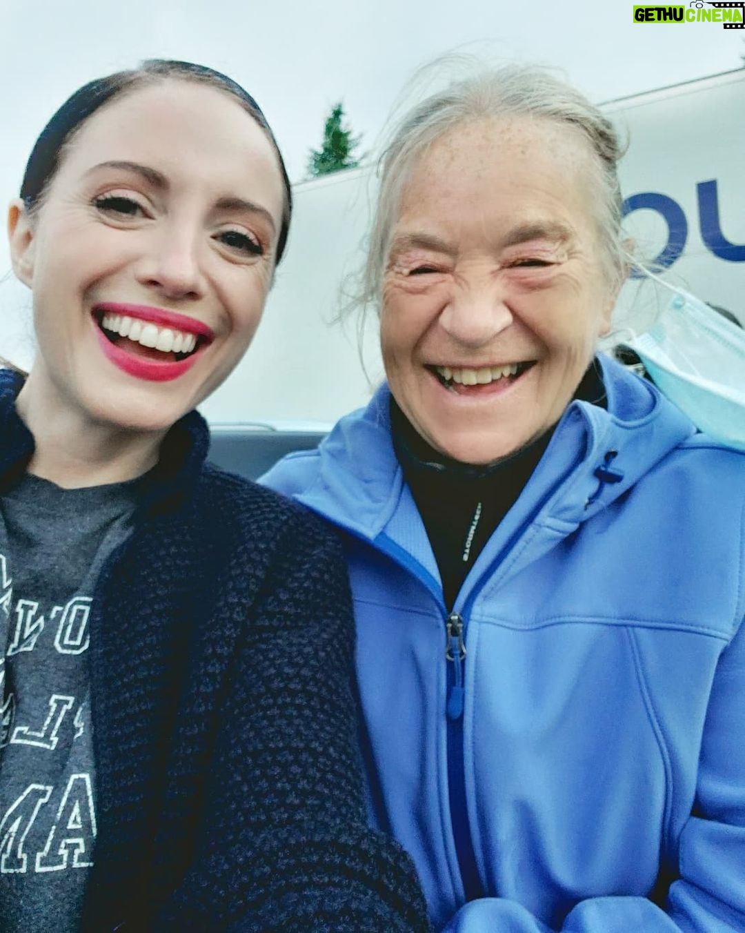 Elisabetta Fantone Instagram - It's a wrap for the first season of La Petite Mairesse! What an epic summer spent filming in Canada. I had so much fun playing the hilarious part of Lisa Pigeon and being directed by two wonderful directors @mplaurencelle & @nathalietoriel I love every single cast and crew member on this production. I had some of the best laughs on this set. Can't wait until next time. 💗 🎬📽 C'est un wrap pour la première saison de La Petite Mairesse! Quel été épique passé en tournage au Canada. Je me suis tellement amusée à incarner le rôle hilarant de Lisa Pigeon et à être dirigée par deux merveilleuses réalisatrices @mplaurencelle & @nathalietoriel J'adore chaque membre de la distribution et de l'équipe de cette production. J'ai eu certains des meilleurs fous rires sur ce plateau. Hâte aux prochaines retrouvailles. #onset #tournagetélé #tvseries Sudbury, Ontario