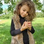 Elisabetta Fantone Instagram - 🍎 picking while in Montreal with the family! Since in Miami it's pretty much summer all year long and we don't get to experiance all the seasons (not complaining 😉🌞) it was nice to have my daughter get a little taste of what fall is like (I know summer is not technically over but...you know) Brought back some childhood memories too! Hope you all enjoyed your summer! 🇨🇦 #autumnvibes #applepicking #montreal #canada