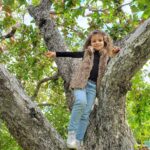 Elisabetta Fantone Instagram - 🍎 picking while in Montreal with the family! Since in Miami it's pretty much summer all year long and we don't get to experiance all the seasons (not complaining 😉🌞) it was nice to have my daughter get a little taste of what fall is like (I know summer is not technically over but...you know) Brought back some childhood memories too! Hope you all enjoyed your summer! 🇨🇦 #autumnvibes #applepicking #montreal #canada