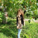 Elisabetta Fantone Instagram - 🍎 picking while in Montreal with the family! Since in Miami it's pretty much summer all year long and we don't get to experiance all the seasons (not complaining 😉🌞) it was nice to have my daughter get a little taste of what fall is like (I know summer is not technically over but...you know) Brought back some childhood memories too! Hope you all enjoyed your summer! 🇨🇦 #autumnvibes #applepicking #montreal #canada