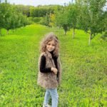 Elisabetta Fantone Instagram - 🍎 picking while in Montreal with the family! Since in Miami it's pretty much summer all year long and we don't get to experiance all the seasons (not complaining 😉🌞) it was nice to have my daughter get a little taste of what fall is like (I know summer is not technically over but...you know) Brought back some childhood memories too! Hope you all enjoyed your summer! 🇨🇦 #autumnvibes #applepicking #montreal #canada