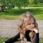 Elisabetta Fantone Instagram - 🍎 picking while in Montreal with the family! Since in Miami it's pretty much summer all year long and we don't get to experiance all the seasons (not complaining 😉🌞) it was nice to have my daughter get a little taste of what fall is like (I know summer is not technically over but...you know) Brought back some childhood memories too! Hope you all enjoyed your summer! 🇨🇦 #autumnvibes #applepicking #montreal #canada