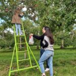 Elisabetta Fantone Instagram - 🍎 picking while in Montreal with the family! Since in Miami it's pretty much summer all year long and we don't get to experiance all the seasons (not complaining 😉🌞) it was nice to have my daughter get a little taste of what fall is like (I know summer is not technically over but...you know) Brought back some childhood memories too! Hope you all enjoyed your summer! 🇨🇦 #autumnvibes #applepicking #montreal #canada