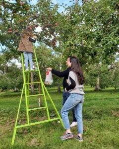 Elisabetta Fantone Instagram - 🍎 picking while in Montreal with the family! Since in Miami it's pretty much summer all year long and we don't get to experiance all the seasons (not complaining 😉🌞) it was nice to have my daughter get a little taste of what fall is like (I know summer is not technically over but...you know) Brought back some childhood memories too! Hope you all enjoyed your summer! 🇨🇦 #autumnvibes #applepicking #montreal #canada