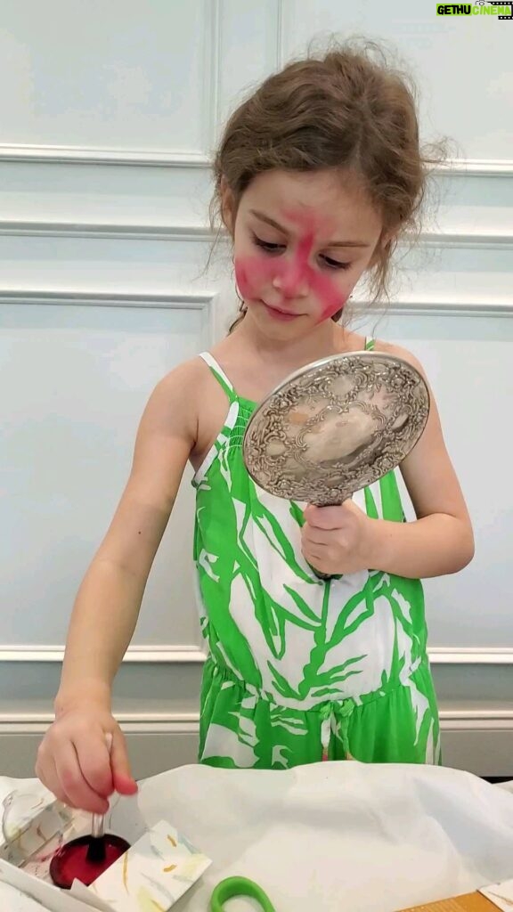 Elisabetta Fantone Instagram - I have an urge to stop this but then there's a big part of me that just wants to see how far this is gonna go. - #funnyvideos #funnykids #littleartist #instafunny #makeuptutorial #makeupfails #bobross