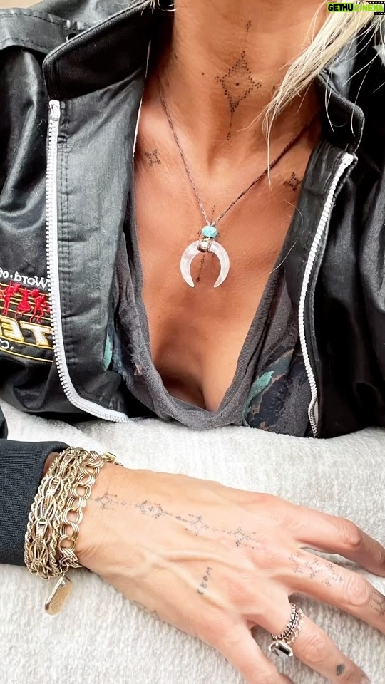 Eliza Coupe Instagram - TALISMAN JEWELRY AVAILABLE NOW @coyotewitchwardrobe πΊβ¨π€πͺΆπ #talisman #jewelry #crystal #energy #elevate #activate #upcycle #vintage #artist #fashion #style #actorsellshercloset #coyotewitchwardrobe #love