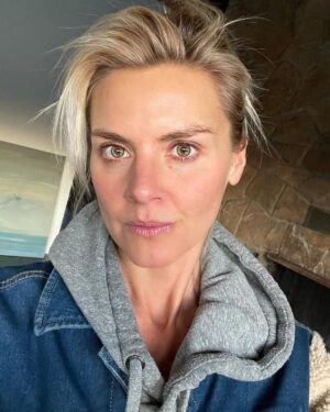 Eliza Coupe Instagram - Moi in zee raw. 

#nomakeup #nofilter  #freshface #freshfacefriday #hair #sansmakeup #dirtysweatshirt #wrangler #clarity #diamondclarity #fullmoon #energy #levelup #raiseyourvibration #raiseyourfrequency #light #lightworker #ootd #cowgirl #style #sure #getit #be #it #trust #it #flow #love #fart
