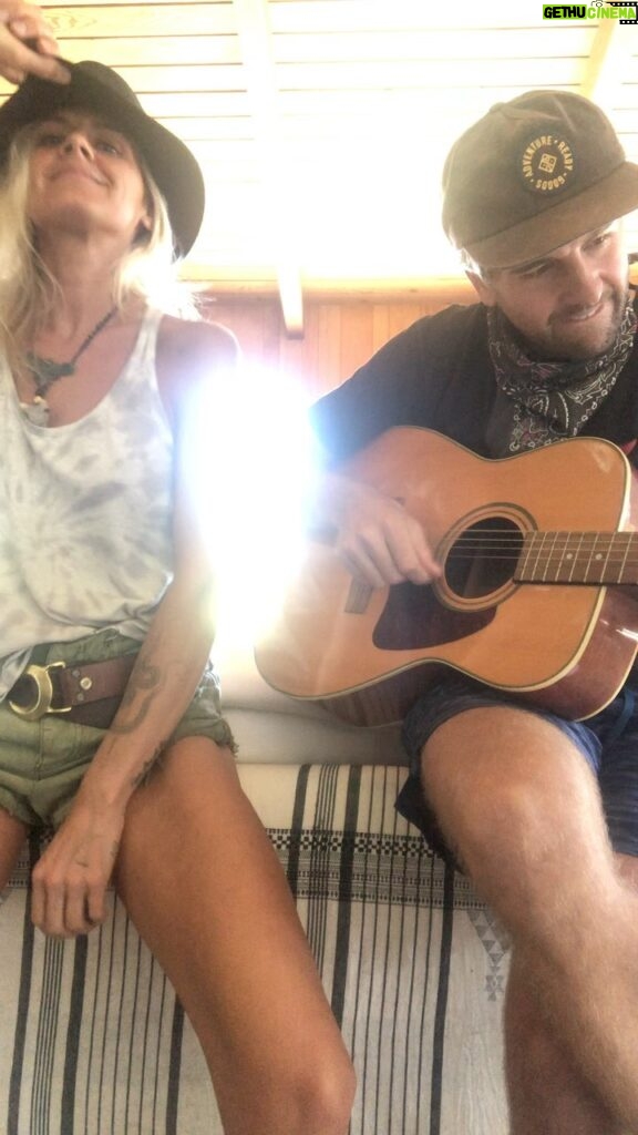 Eliza Coupe Instagram - Sibling song along. You’re welcome. . #sing #laugh #siblibgs #livefreeordie #love #topangatimes