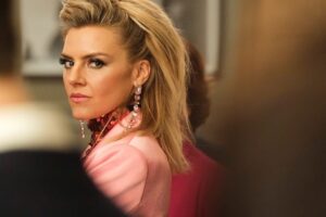 Eliza Coupe Instagram - TONIGHT I’m baaaaaack on @sohelpmecbs ! I had such a blast with these wonderful people…and being the low key sociopath VERONICA. Excited for season two! 💥

@skylarastin @mgh_8 @scottpprendergast @ingaschlingmann @tristenjwinger @vincenza007 @delovelyones @sohelpmecbs