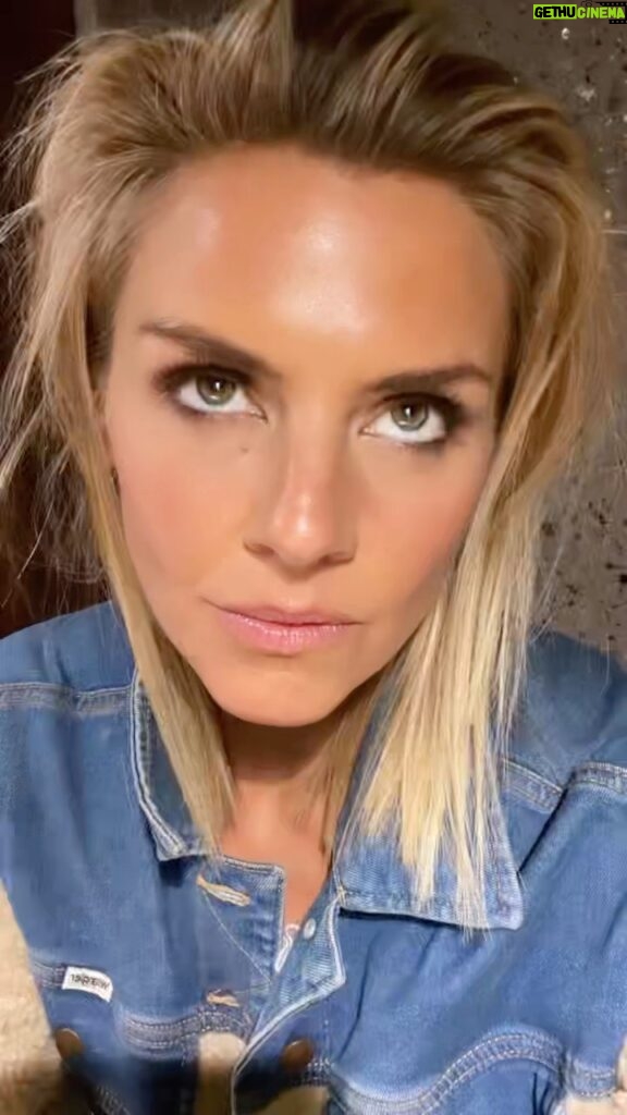 Eliza Coupe Instagram - S H I N E 🖤 #light #it #up #love #selfiesfordays #makeup #hair #onpoint #familygenes #minnesota #chic #hashtag