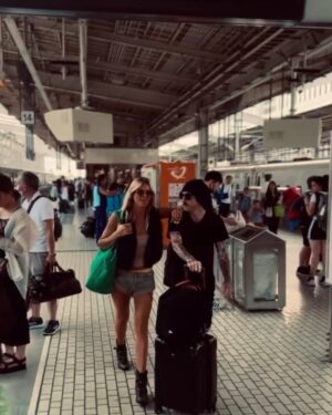 Eliza Coupe Instagram - The Actor & The Skater go to J A P A N 🖤

#photodump #tokyo #kyoto #japantrip #travel #somuchwalking #sohot #worthit #sushi #sls #skate #proho #judgesknowhowtoparty #hashtag #lovelove