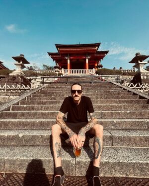 Eliza Coupe Instagram - The Actor & The Skater go to J A P A N 🖤

#photodump #tokyo #kyoto #japantrip #travel #somuchwalking #sohot #worthit #sushi #sls #skate #proho #judgesknowhowtoparty #hashtag #lovelove