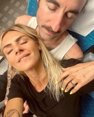 Eliza Coupe Instagram - The Actor & The Skater go to J A P A N 🖤

#photodump #tokyo #kyoto #japantrip #travel #somuchwalking #sohot #worthit #sushi #sls #skate #proho #judgesknowhowtoparty #hashtag #lovelove