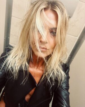 Eliza Coupe Instagram - Summer blaaa blaaaaa blaaaaaaaaa 🤷🏼‍♀️ 😘

#photodump #hashtag