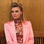 Eliza Coupe Instagram - TONIGHT I’m baaaaaack on @sohelpmecbs ! I had such a blast with these wonderful people…and being the low key sociopath VERONICA. Excited for season two! 💥 @skylarastin @mgh_8 @scottpprendergast @ingaschlingmann @tristenjwinger @vincenza007 @delovelyones @sohelpmecbs