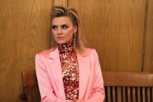 Eliza Coupe Instagram - TONIGHT I’m baaaaaack on @sohelpmecbs ! I had such a blast with these wonderful people…and being the low key sociopath VERONICA. Excited for season two! 💥

@skylarastin @mgh_8 @scottpprendergast @ingaschlingmann @tristenjwinger @vincenza007 @delovelyones @sohelpmecbs