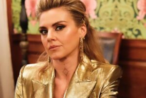 Eliza Coupe Instagram - TONIGHT I’m baaaaaack on @sohelpmecbs ! I had such a blast with these wonderful people…and being the low key sociopath VERONICA. Excited for season two! 💥

@skylarastin @mgh_8 @scottpprendergast @ingaschlingmann @tristenjwinger @vincenza007 @delovelyones @sohelpmecbs
