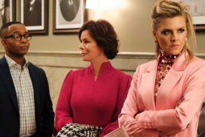 Eliza Coupe Instagram - TONIGHT I’m baaaaaack on @sohelpmecbs ! I had such a blast with these wonderful people…and being the low key sociopath VERONICA. Excited for season two! 💥

@skylarastin @mgh_8 @scottpprendergast @ingaschlingmann @tristenjwinger @vincenza007 @delovelyones @sohelpmecbs