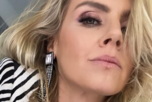 Eliza Coupe Instagram - TONIGHT I’m baaaaaack on @sohelpmecbs ! I had such a blast with these wonderful people…and being the low key sociopath VERONICA. Excited for season two! 💥

@skylarastin @mgh_8 @scottpprendergast @ingaschlingmann @tristenjwinger @vincenza007 @delovelyones @sohelpmecbs