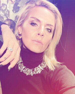 Eliza Coupe Instagram - Minnesota chic. ❄️🖤❄️

#indiefilmmaking #minnesota #somanyfilters #itsfine #bts #bs #be #bee #onlocation #ootd #richpeople #ice #cold #love
