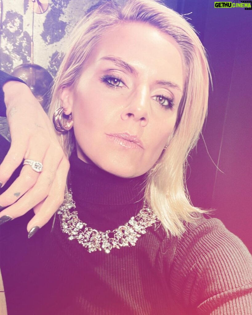 Eliza Coupe Instagram - Minnesota chic. ❄️🖤❄️ #indiefilmmaking #minnesota #somanyfilters #itsfine #bts #bs #be #bee #onlocation #ootd #richpeople #ice #cold #love Excelsior, Minnesota
