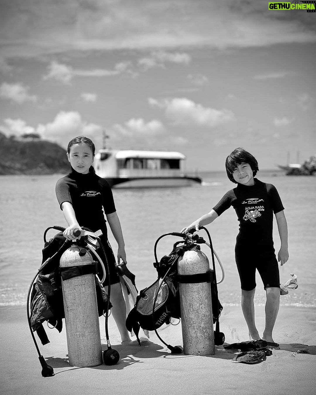 Elizabeth Chai Vasarhelyi Instagram - Fam time is the best time… Happy New Year from Brazil! Sending much love and gratitude from the southern hemisphere ❤️🙏🏼 James and Marina have officially begun training to hang w uncle @paulnicklen and auntie @mitty! Stoke is high… Marina got her open water cert and James…well James got his always game for anything trying to keep up w his sis certification 😂 @chaivasarhelyi