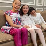 Elizabeth Chai Vasarhelyi Instagram - Happy Mother’s Day - mom @marinahknyc and Aunt Lily thank you for being the best moms and ultimately grandmas possible. #RobbMoss thank you for this thoughtful #mothersday gift and for your gorgeous q&a and of course for your mentorship and friendship ♥️♥️♥️♥️♥️ #wildlife @khaite_ny @carolyntangel #womenholdingthings Boston, MA