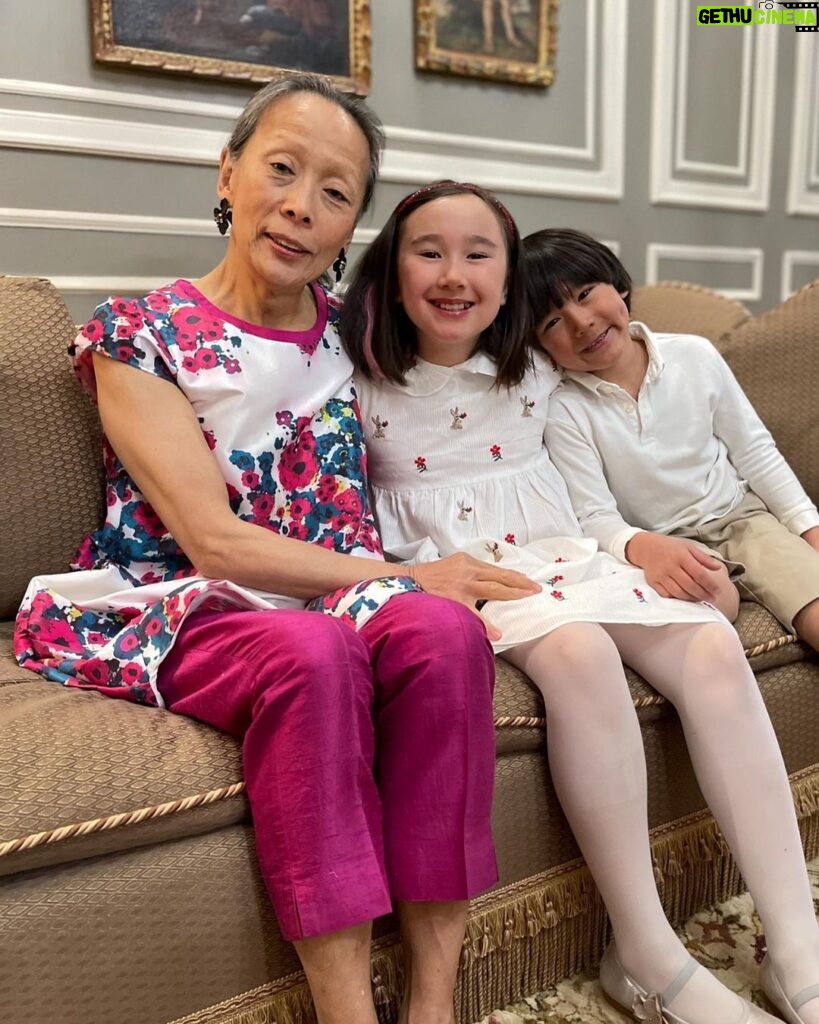 Elizabeth Chai Vasarhelyi Instagram - Happy Mother’s Day - mom @marinahknyc and Aunt Lily thank you for being the best moms and ultimately grandmas possible. #RobbMoss thank you for this thoughtful #mothersday gift and for your gorgeous q&a and of course for your mentorship and friendship ♥️♥️♥️♥️♥️ #wildlife @khaite_ny @carolyntangel #womenholdingthings Boston, MA