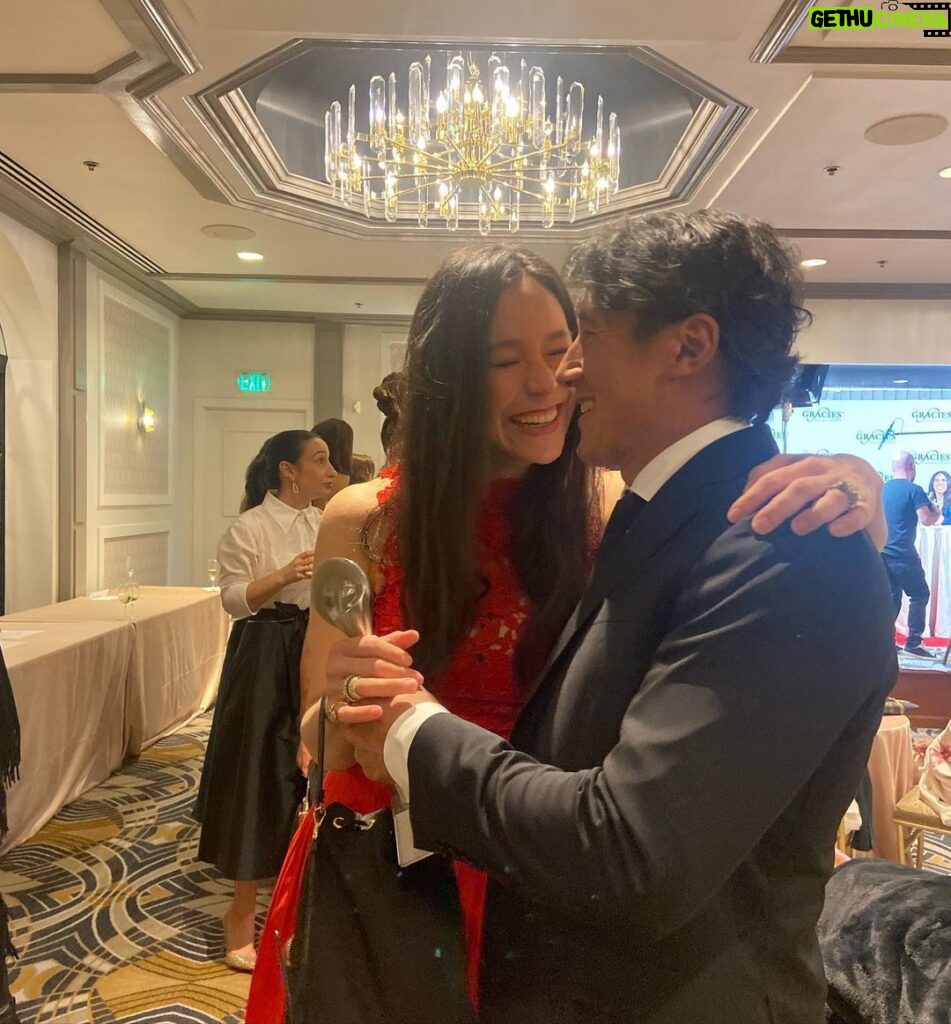 Elizabeth Chai Vasarhelyi Instagram - Thank you @jimmychin @allwomeninmedia for my g-spot in the EGOT…. @annacmbarnes @pagandharleman @angelcollinson @justinedupont33 @sarahmcnairlandry @genegallerano @la_schwa26 for making #edgeoftheunkown everything it is. Thank you to @natgeo @courteney_monroe @c_albert for believing in this superb series. It’s extraordinary to see so many female lead projects celebrated we are in great company. Thank you #gracieawards for recognizing my excellent performance on behalf of my husband! 🤦🏻‍♀️ dress @oscardelarenta @carolyntangel photo @wilskung