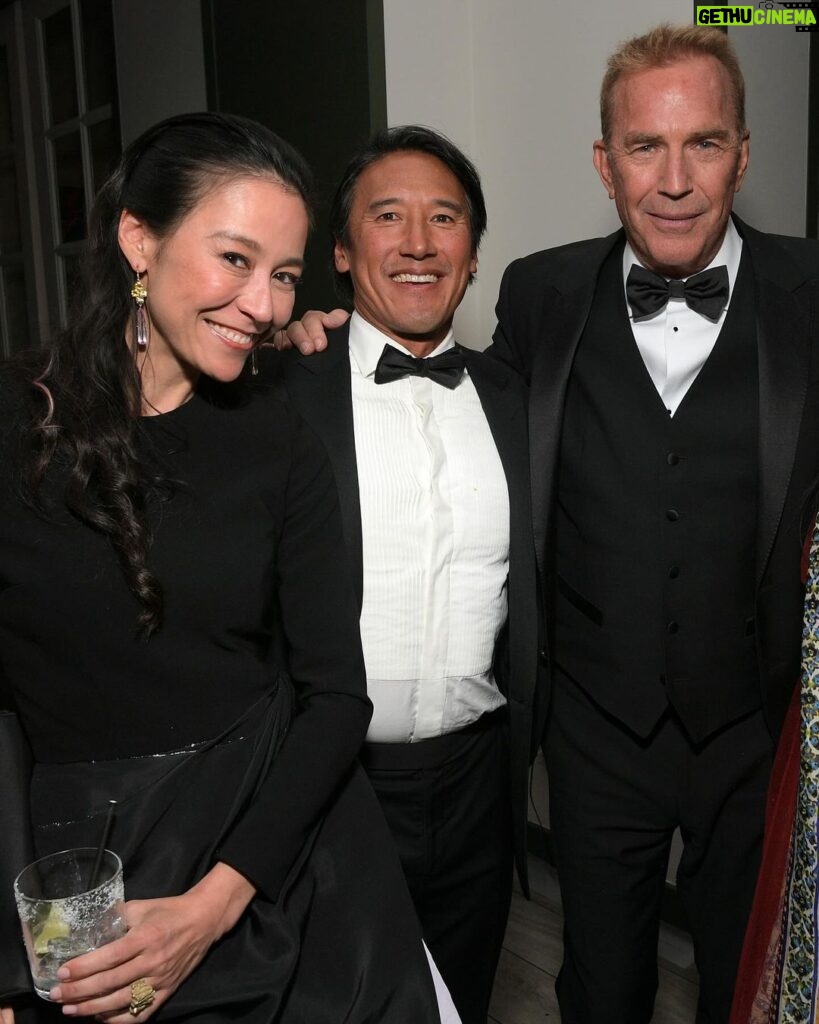 Elizabeth Chai Vasarhelyi Instagram - More @goldenglobes and yep that’s @jimmychin teaching #kevincostner a thing or two about the American West. @nyadmovie @carolinaherrera @ireneneuwirth @natalieportman