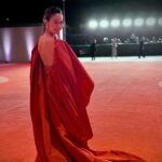 Elizabeth Chai Vasarhelyi Instagram - Medici like evening at the academy gala. Those who know me well understand the poetry of how I now seek refuge with every climber I can find when feeling overwhelmed in a social situation thank you @jaredleto there is something Machiavellian about this image. Maybe it’s the red glove 😇😈