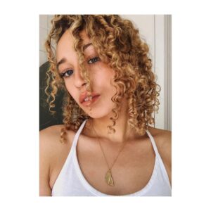 Ella-Rae Smith Instagram - 🤍 wearing my lovely Lea necklace by @sondrlondon 🤍 the biggest thanks to Sham for this handcrafted beauty made from recycled gold - we love a planet friendly independent business 👏🏽👏🏽✨ #gifted